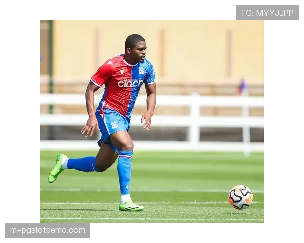 温情时刻:对手球员共同搀扶受伤下场的杜库雷