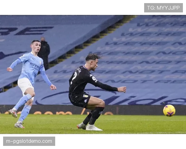 特写:场边瓜迪奥拉不断手势指挥压迫阵型,与安切洛蒂冷静形成对比 特写:场边瓜迪奥拉不断手势指挥压迫阵型,与安切洛蒂冷静形成对比