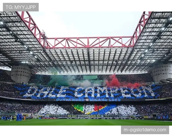 意甲赛场花絮:梅阿查南看台巨型TIFO致敬即将退役的国米中场巴雷拉 意甲赛场花絮:梅阿查南看台巨型TIFO致敬即将退役的国米中场巴雷拉